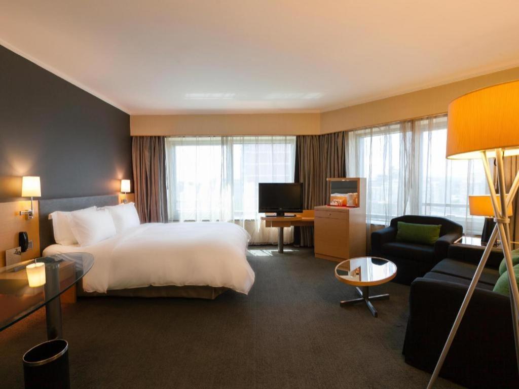 Hotel New World Center Tongpai 4*