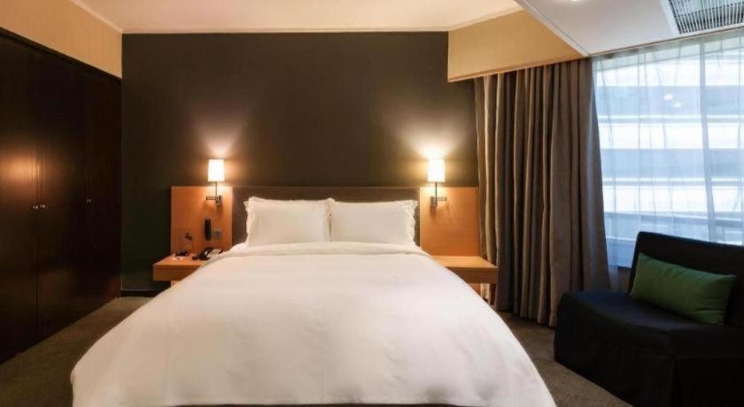 Hotel New World Center Tongpai 4*